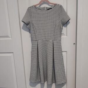 Banana Republic Black and White A-Line Mini Dress Short Sleeve